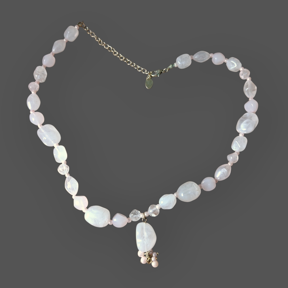 WOMEN'S VINTAGE WHITE ACRYLIC BEADED NECKLACE WITH LIGHT PINK ACCENTS